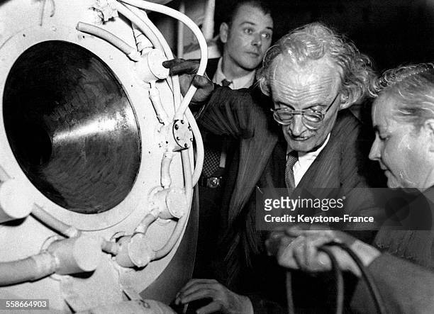 Le Professeur suisse Auguste Piccard supervise le transfert de la sphère stratosphérique de son laboratoire bruxellois à Zurich, le 30 juillet 1932 à...