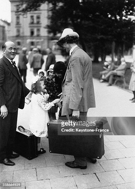 Retrouvailles entre Auguste Piccard et sa famille venue l'accueillir, pour la plus grande joie de sa fille le 11 septembre 1930 à Augsbourg,...