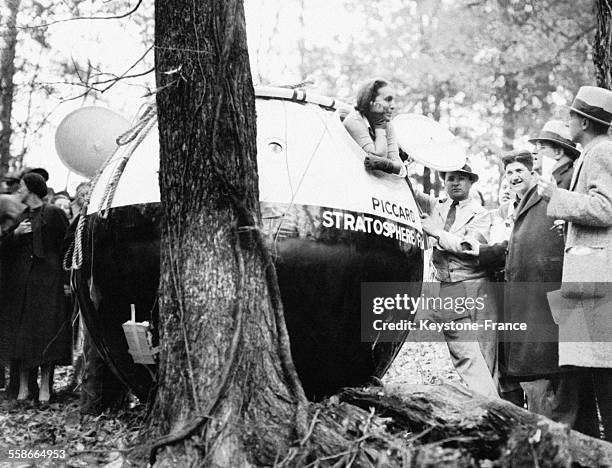 Jeannette Piccard, épouse de Jean Piccard, à bord de la sphère en métal dans laquelle les deux époux ont effectué une ascension stratosphérique avant...