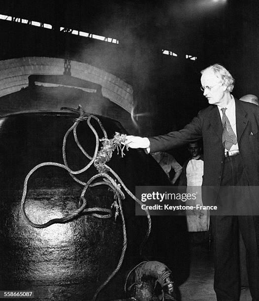 Auguste Piccard observe le bathyscaphe qu'il a conçu pour l'exploration sous-marine, construit dans une fonderie italienne le 25 août 1952 à Terni,...
