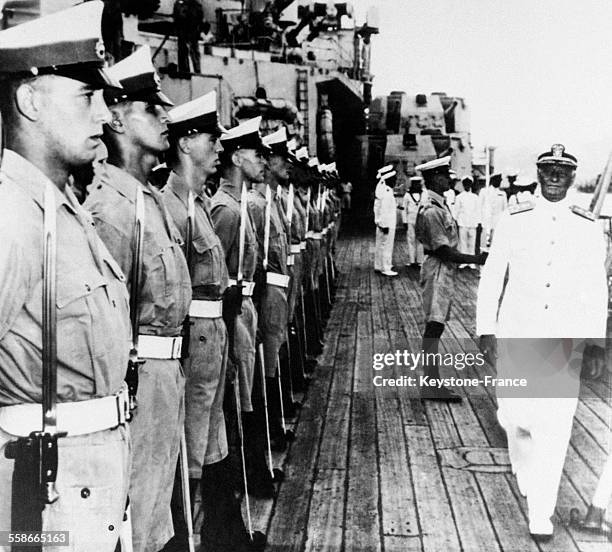 Amiral Nimitz passant en revue les troupes sur le cuirassé anglais George V dans le Pacifique en 1945.