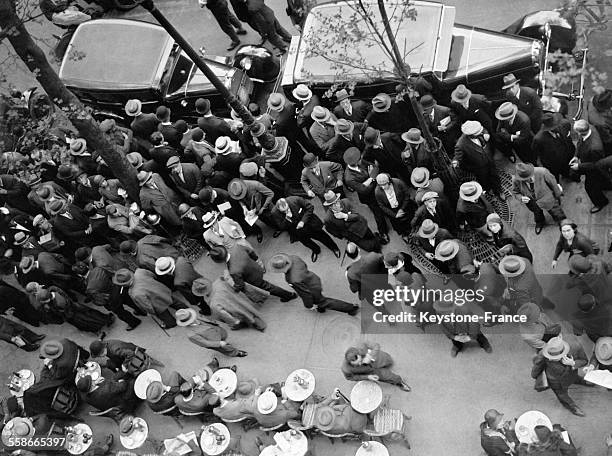 Foule écoutant le haut-parleur du quotidien Paris Midi pour les élections présidentielles à Paris, France le 13 mai 1931.