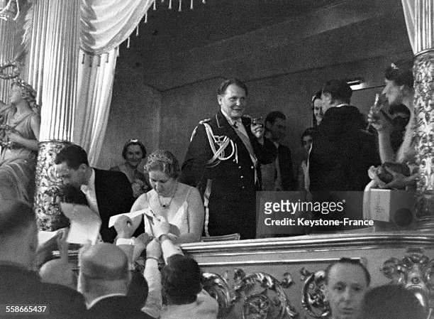 Josef Goebbels et Emmy Goering signent des autographes en présence d'Hermann Goering, debout derrière son épouse à l'Opéra, circa 1930 à Berlin,...