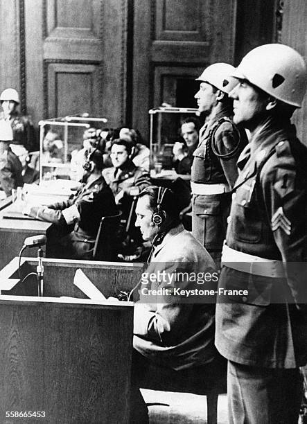 Ancien dirigeant nazi Hermann Goering, dans le box des accusés, lit sa plaidoirie 'J'assume l'entière responsabilité de mes actes' lors des Procès de...