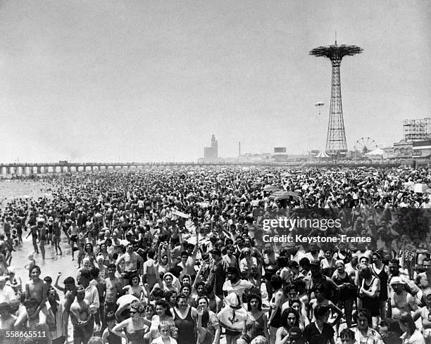 Des milliers de New Yorkais, à la recherche de fraicheur, se pressent sur la plage de Coney Island, dans l'état de New York, Etats-Unis le 29 juin...