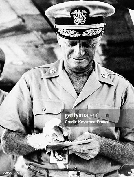 Amiral Nimitz, commandant en chef de la flotte américaine du Pacifique, signe un ordre sur l'aéroport de l'Ile de Guam le 27 juin 1945.