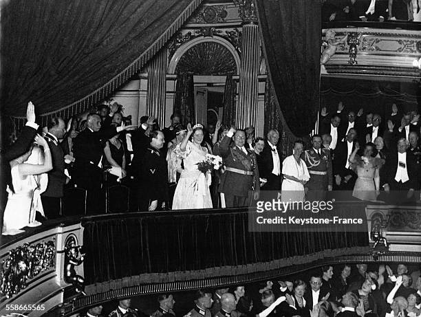 L'actrice Emmy Sonnemann fait ses adieux au monde du spectacle lors d'une soirée à l'Opéra en présence de son époux Hermann Goering, circa 1930, en...