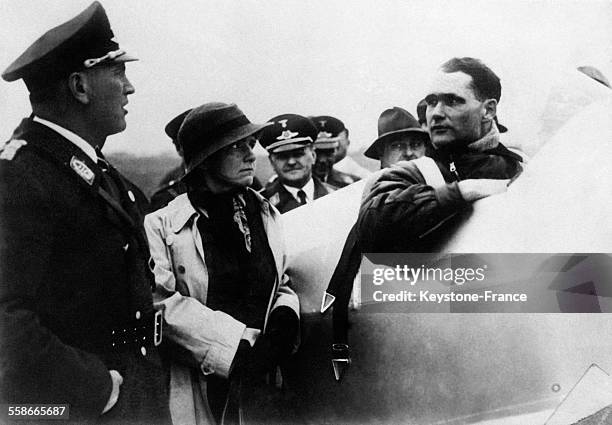 Rudolf Hess dans la carlingue de son avion BFWM33, sa femme à gauche, circa 1940.