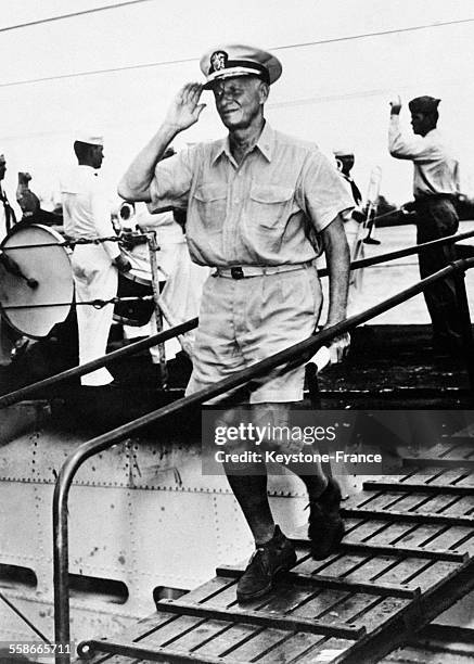Amiral Nimitz visitant les sous-marins de la flotte du Pacifique en 1945.