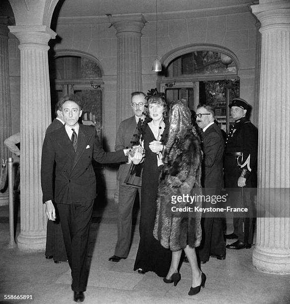 Le poète Jean Cocteau et Lady Diana Cooper à la Comédie Française à Paris, France en 1945.