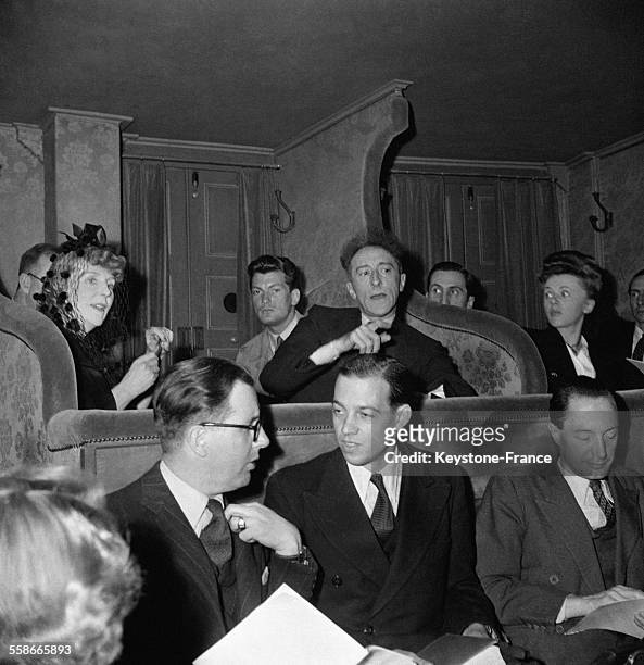 Lady Diana Cooper, l'acteur Jean Marais et le poète Jean Cocteau dans leur loge à la Comédie Française à Paris, France en 1945.