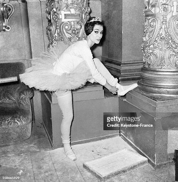 Danseuse mettant ses chaussons avant son passage sur scène, à Paris, France le 1 avril 1967.