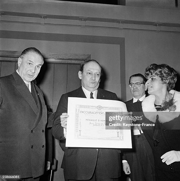 Remise de la médaille d'honneur à Henri de France, à la Faculté de Médecine à Paris, France le 9 avril 1967.