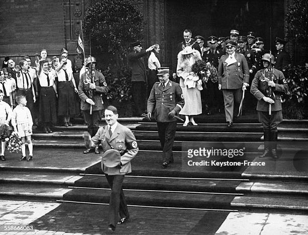 Adolf Hitler quitte la mairie après avoir assisté au mariage d'Hermann Goering et d'Emmy Sonnemann, durant lequel il a rempli le rôle de témoin du...
