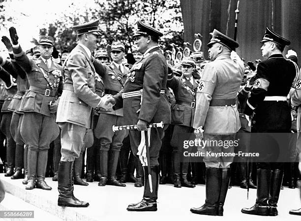 Hitler serre la main de Goering qui porte son bâton de Maréchal, lors du Congrès du Parti Nazi en présence de Lutze, Ley et Ribbentrop le 6 septembre...