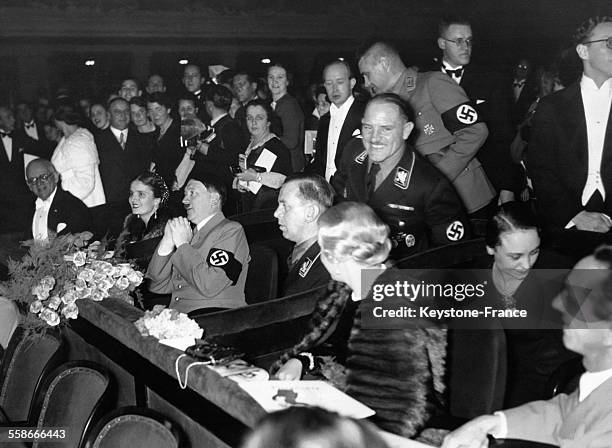 Adolf Hitler, assis à côté d'Eva Braun, et des dignitaires nazis lors d'un spectacle, circa 1940.