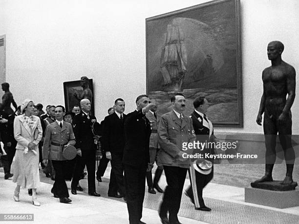 Adolf Hitler et une délégation nazie visitent la Grande Exposition d'Art Allemand à la Maison d'Art Allemand le 18 juillet 1937 à Munich, Allemagne.