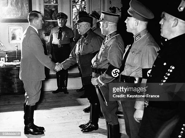 Adolf Hitler serre la main d'un représentant de la ville de Lippe, qui s'apprête à lui remettre des documents l'établissant citoyen d'honneur lors du...