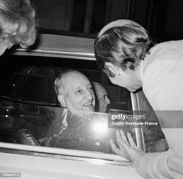 Miguel Angel Astorias, ambassadeur du Guatemala et poète, lauréat du Prix Nobel de littérature, est photographié dans sa voiture à Paris, France le...