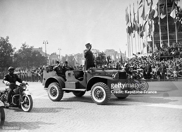 Le Général de Lattre de Tassigny saluant la foule lors du défilé Place de la Bastille à Paris, France le 14 juillet 1945.