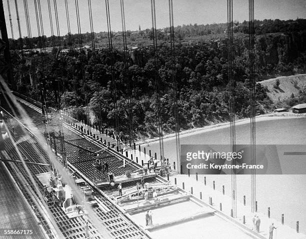 Construction du pont Henry Hudson, au-dessus de la Harlem River, reliant Manhattan au Bronx, en 1936 à New York, NY.