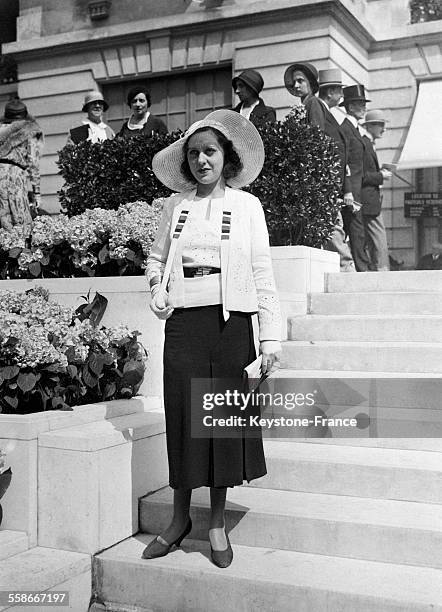 Les femmes de la haute société portent des tenues élégantes à l'hippodrome d'Auteuil lors d'un concours hippique, circa 1930 à Paris, France.