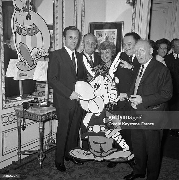 Voici au cours du cocktail, de gauche à droite, Albert Uderzo , Raymond Brussière, Annette Poivre, René Goscinny et Lucien Raimbourg, présentant la...