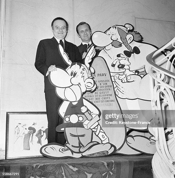 Albert Uderzo, à gauche, en compagnie de René Goscinny présentant leurs deux héros Astérix et Obélix, à Paris, France le 16 novembre 1967.