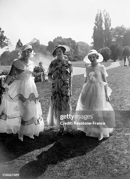 Les membres de la haute société portent des tenues élégantes lors de la Coupe du Président de la République au polo de Bagatelle le 28 juin 1931 à...