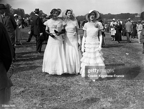 Les membres de la haute société portent des tenues élégantes lors de la Coupe du Président de la République au polo de Bagatelle le 28 juin 1931 à...