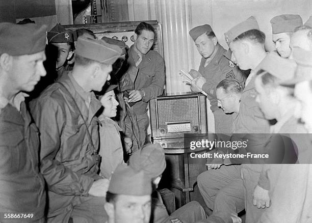 Des soldats américains écoutent à la radio la nouvelle de la capitulation du Japon, le 10 août 1945.
