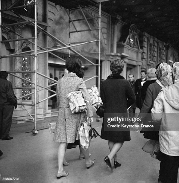 Parisiens chargés de cadeaux à l'approche de Noël, à Paris, France le 18 décembre 1967.