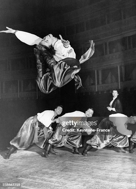 Des danseurs ukrainiens de la Compagnie cosaque de l'Etat ukrainien répètent au Royal Albert Hall avec un saut spectaculaire du danseur Leonid...
