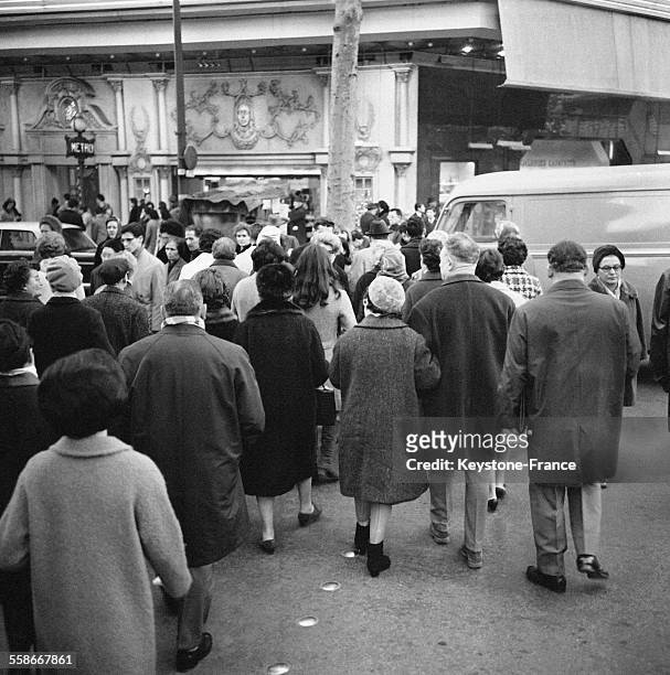 Parisiens chargés de cadeaux à l'approche de Noël, à Paris, France le 18 décembre 1967.