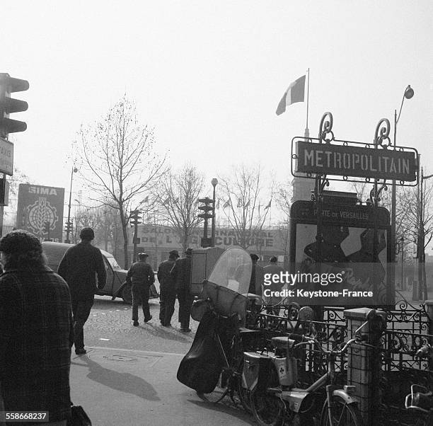 Sortie de métro à la Porte de Versailles à Paris, France en mars 1968.
