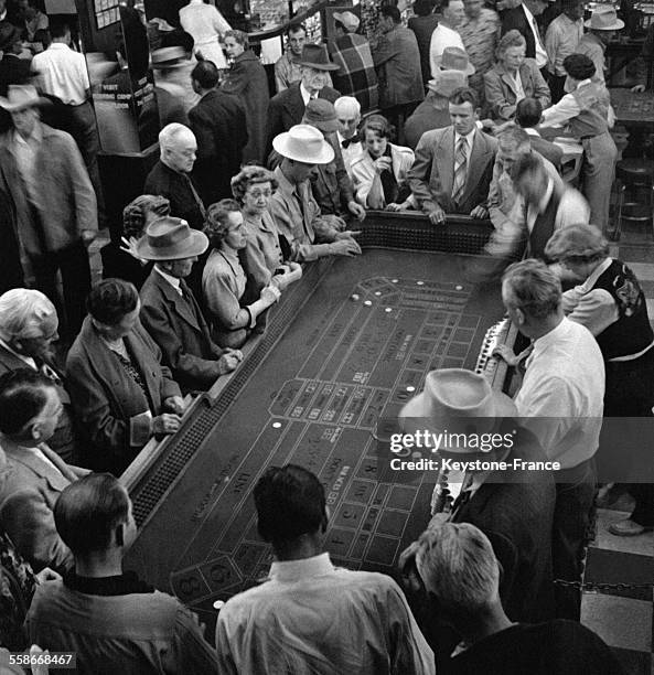 Des gens jouent au casino de Reno, le Harold's Club, la plus grande salle de jeux américaine pour l'époque circa 1950, à Reno, NV.