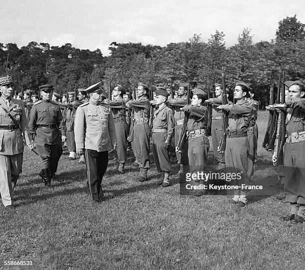 Le Maréchal Joukov et le Maréchal Catroux passant en revue les troupes, à Berlin, Allemagne, le 31 août 1945.
