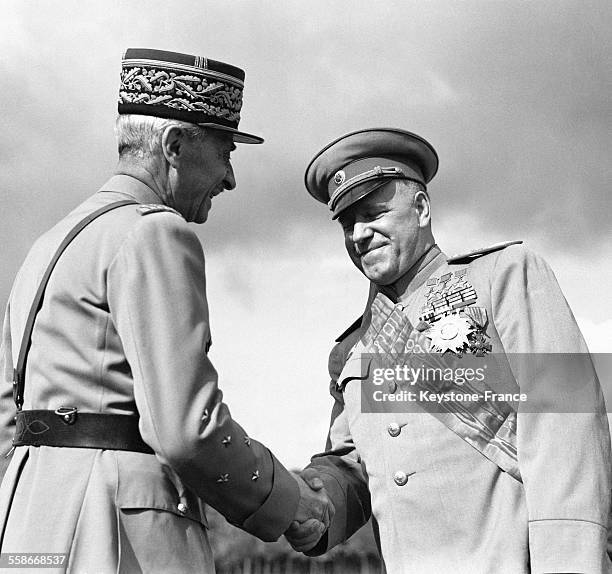 Le Maréchal Joukov décoré de l'ordre de la Légion d'honneur par le Général Catroux, ambassadeur de France à Moscou, à Berlin, Allemagne le 31 août...