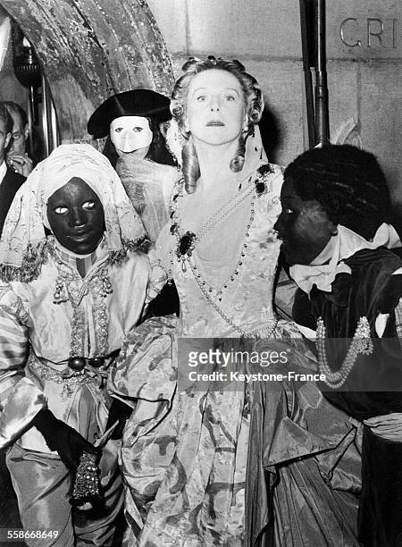 Lady Diana Cooper en Pompadour au bal masqué organisé par Charles de Bestegui et appelé le 'Bal du siècle' au palais Labia à Venise, Italie le 6...