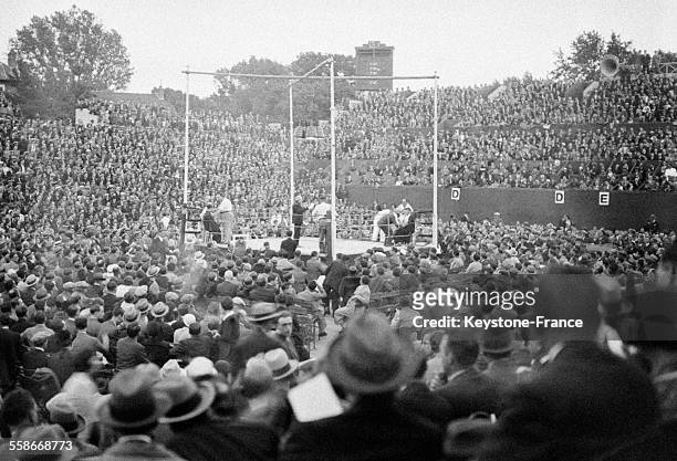 Victoire du boxeur français Marcel Thil sur l'Américain Vince Dundee à Roland-Garros transformé en ring pour l'occasion, le 11 juillet 1931 à Paris,...