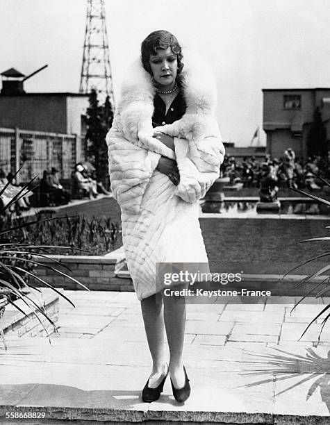 Un modèle enveloppé d'un manteau en hermine sur le toit du magasin Selfridge's lors de la semaine de la Mode d'Ascot, le 12 juin 1929 à Londres,...