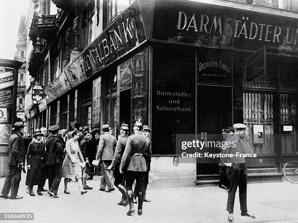 Des clients ayant leur compte bancaire à la Danat, la banque qui vient de s'effondrer, attendent de récupérer leur argent devant les guichets fermés...