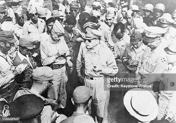 Le général MacArthur raconte à la multitude correspondants de guerre les étapes de la victoire, à Tokyo, Japon le 11 septembre 1945.