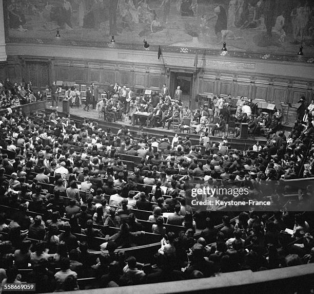 Vue du grand amphithéâtre occupé par les étudiants écoutant leurs leaders, à la Sorbonne, Paris, France le 14 mai 1968.