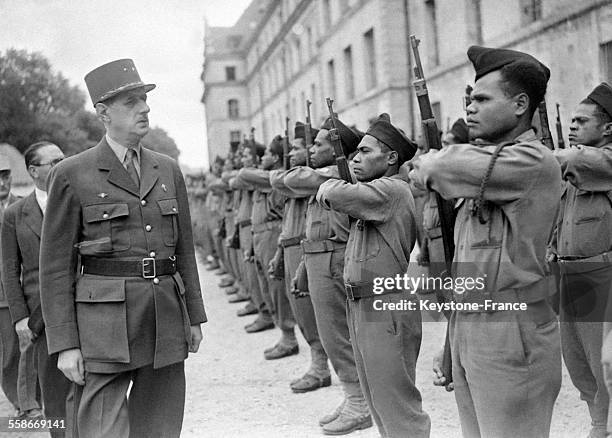 La caserne Latour-Maubourg, le Général de Gaulle passe en revue le Bataillon du Pacifique, à Paris, France le 19 septembre 1945.