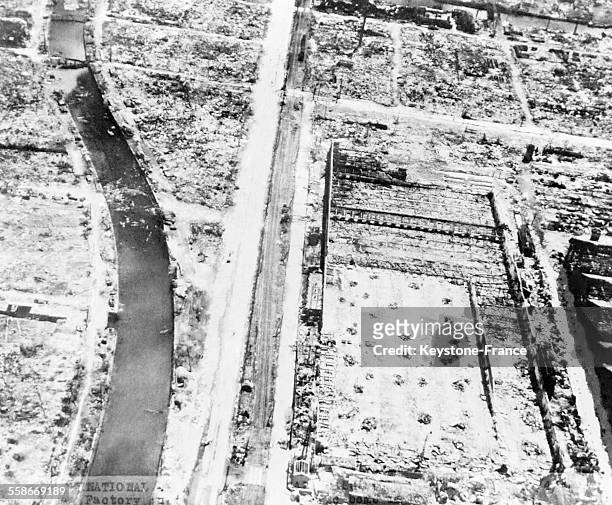 Vue aérienne de la ville totalement rasée par la bombe atomique, à Hiroshima, Japon le 6 août 1945.