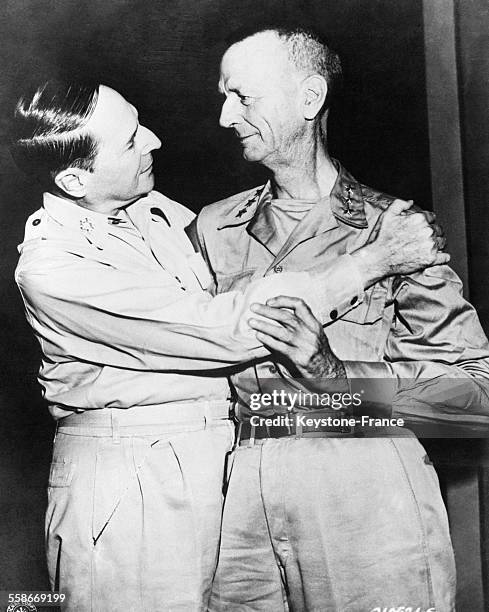 Le général Mac Arthur embrasse le général Wainwright à Yokohama, Japon en 1945.