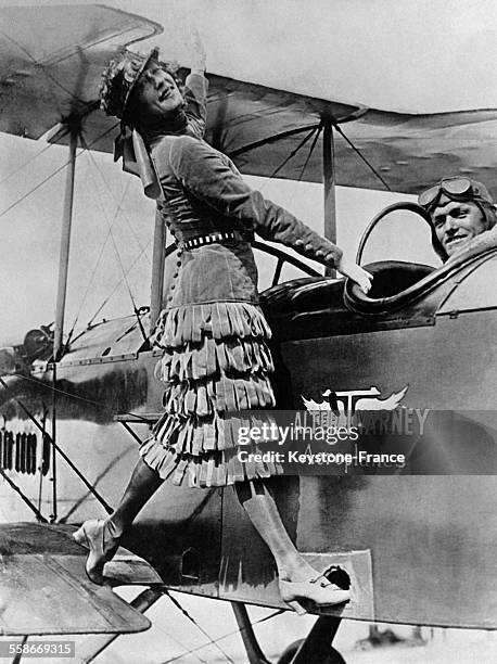 Actrice et nageuse australienne Annette Kellermann monte à bord d'un biplace pour son baptême de l'air avec Walter Varney en 1923 à San Francisco, CA.
