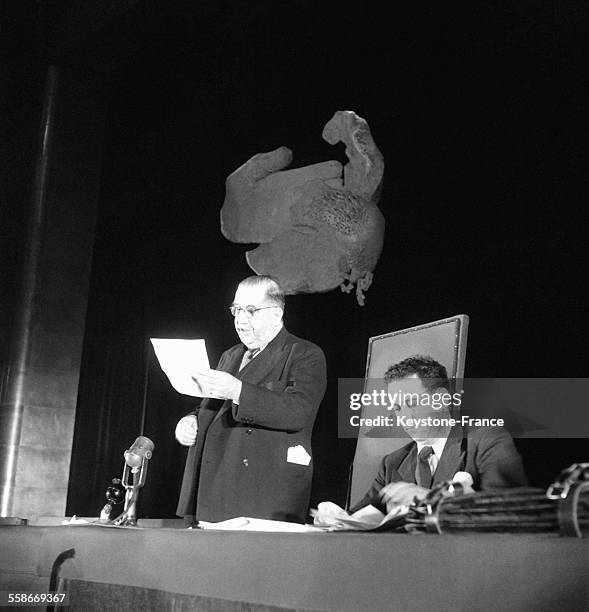 Léon Jouhaux prononçant le discours d'ouverture au Palais de Chaillot à Paris, France le 25 septembre 1945.
