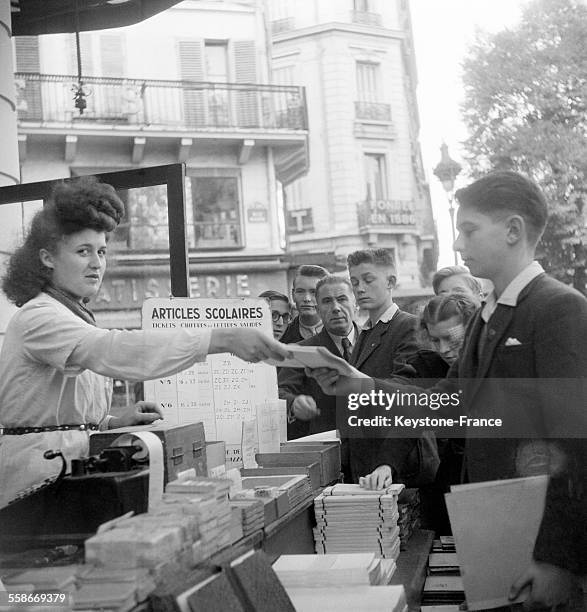 Les écoliers font leurs emplettes au rayon 'articles scolaires' des grands magasins à Paris, France le 27 septembre 1945.